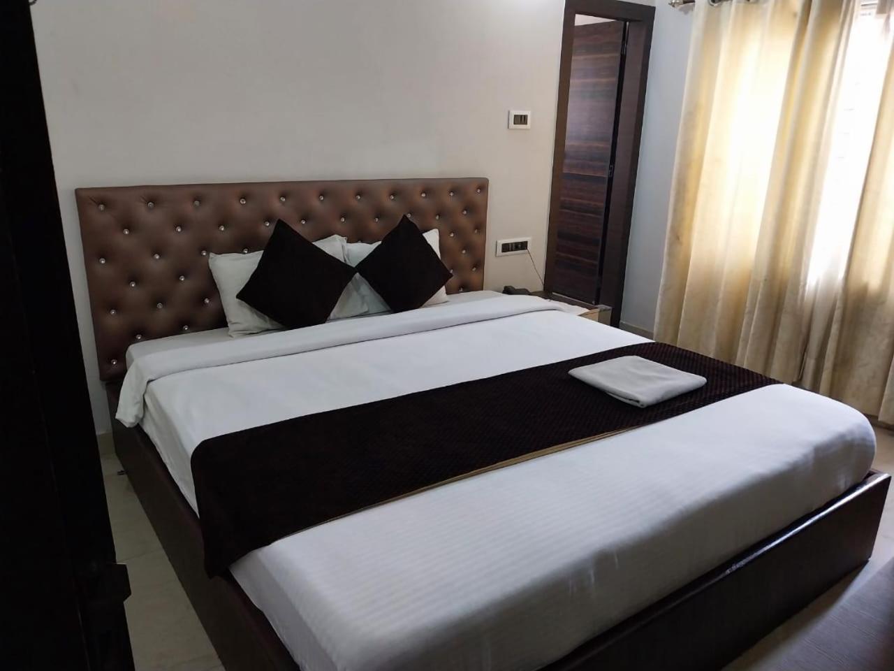 Priya Tours And Travels Hotel Guwahati Eksteriør billede